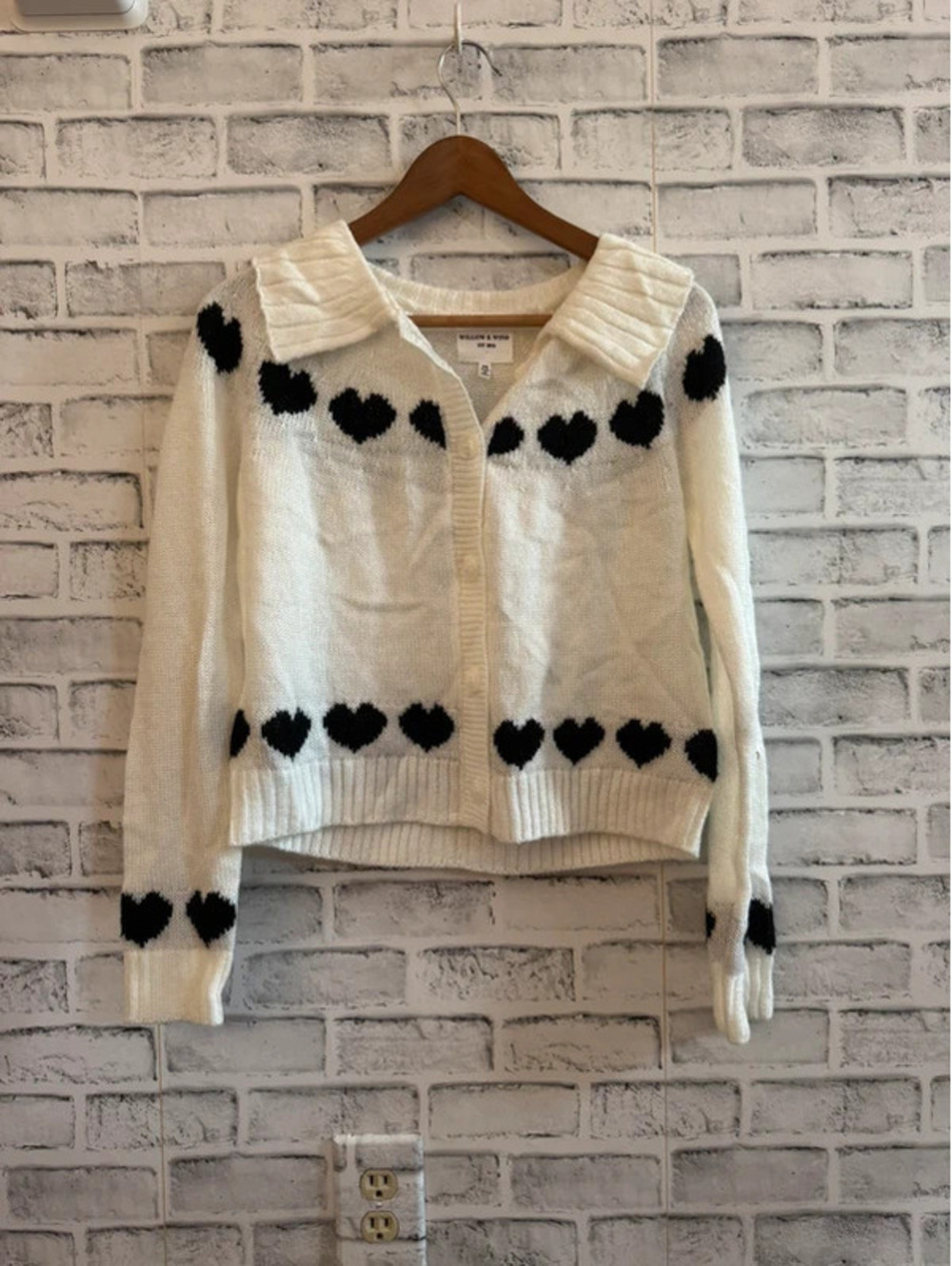 NWT! Women’s Willow & Wind button down sweater with hearts Medium
